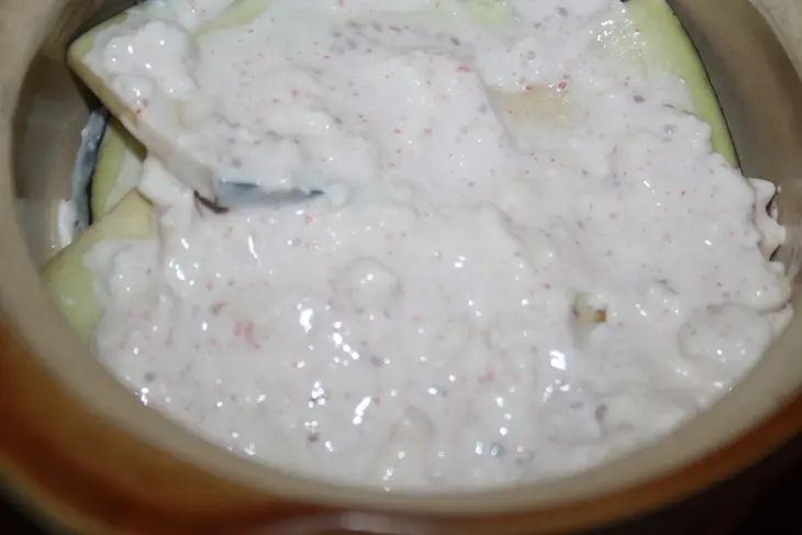 Быстрая закуска из баклажан со сметаной, творогом и чесноком в свч: шаг 4