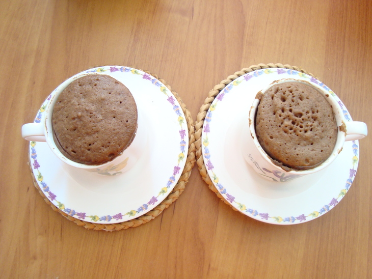 Бисквитный десерт в чашках из свч "гости на пороге": шаг 9