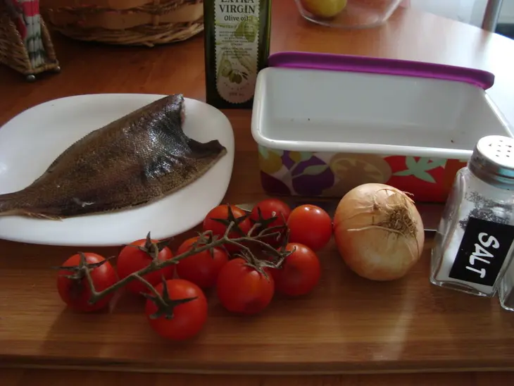 Камбала,запечённая с помидорками, луком,укропом и прованскими травами: шаг 1