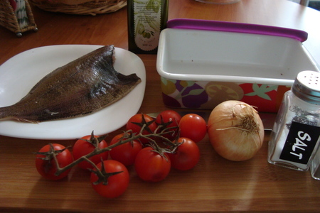 Камбала,запечённая с помидорками, луком,укропом и прованскими травами: шаг 1