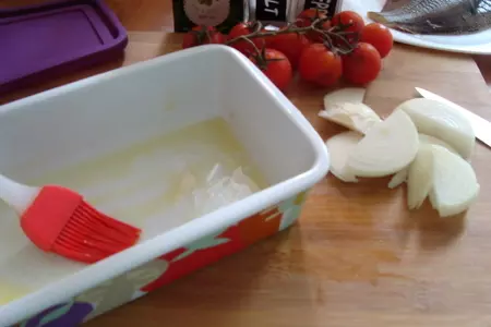 Камбала,запечённая с помидорками, луком,укропом и прованскими травами: шаг 2