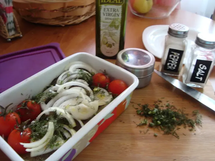 Камбала,запечённая с помидорками, луком,укропом и прованскими травами: шаг 3