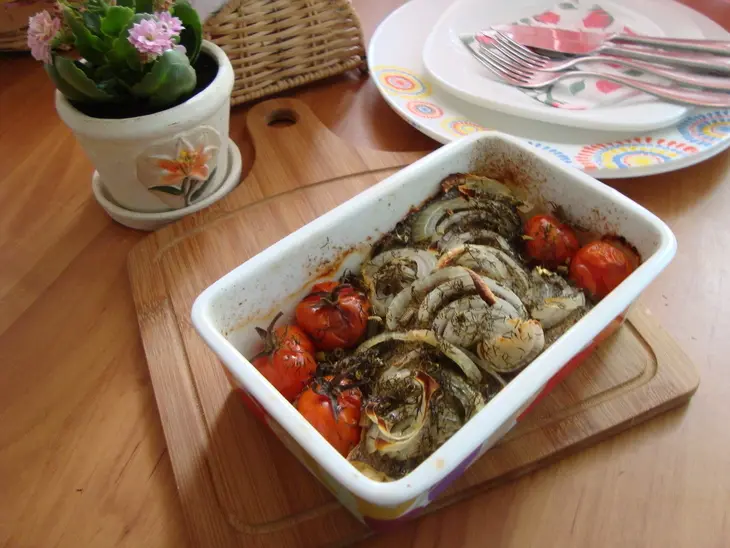 Камбала,запечённая с помидорками, луком,укропом и прованскими травами: шаг 5