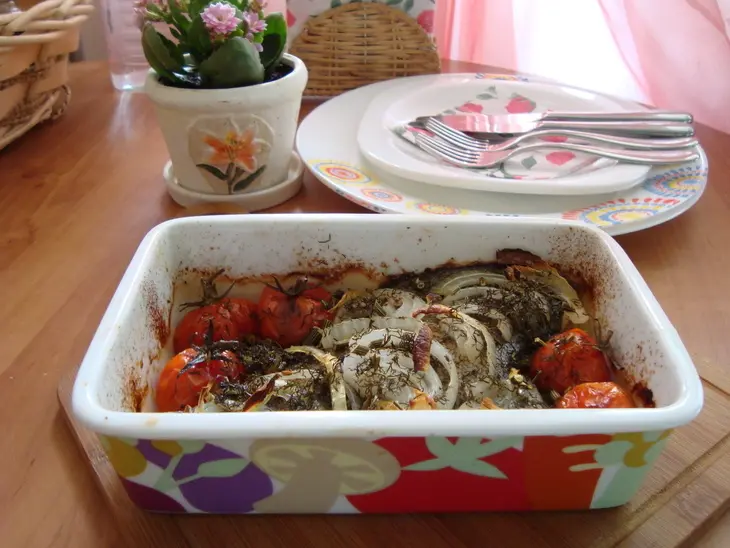Камбала,запечённая с помидорками, луком,укропом и прованскими травами: шаг 6