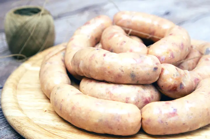 Рыбные колбаски с сыром гарнированные свекольной икрой и салатом в азиатском стиле: шаг 4