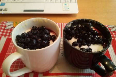 Сливочный десерт в чашках из свч с черникой.: шаг 4