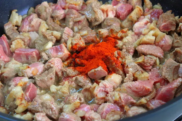 Мясное рагу "дружба" с копченой паприкой и гарниром: шаг 4