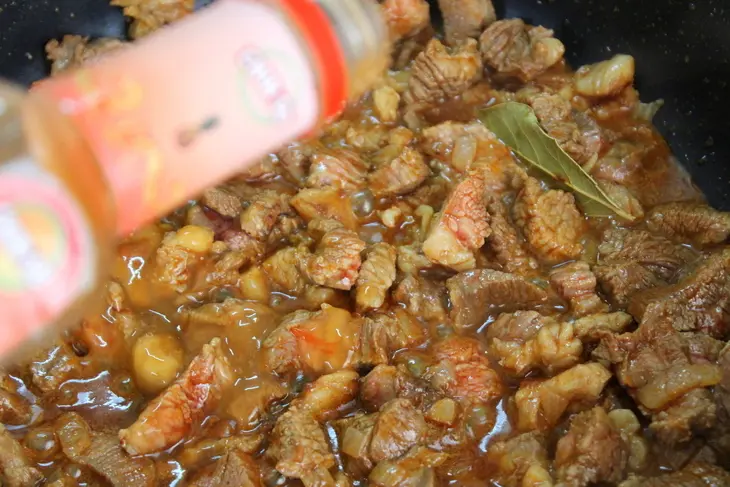 Мясное рагу "дружба" с копченой паприкой и гарниром: шаг 5