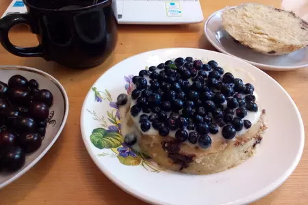 Сливочный тортик из свч с черникой, вишней и шоколадом: шаг 5