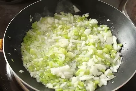 Рулетики из баклажан и кабачков фаршированные мясом: шаг 2