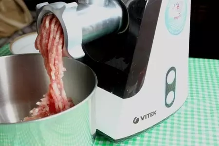 Рулетики из баклажан и кабачков фаршированные мясом: шаг 4