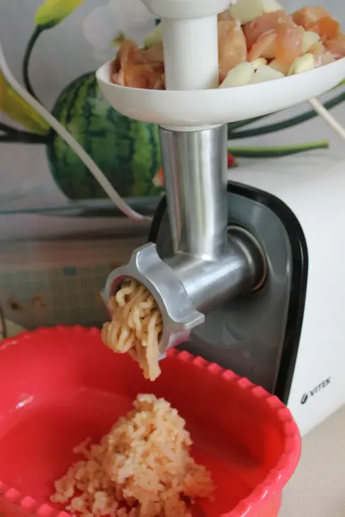 Куриные колбаски с соусом и сальсой из черного трюфеля: шаг 3