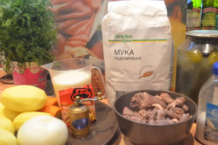 Пирог с куриными сердечками и солеными огурцами: шаг 1