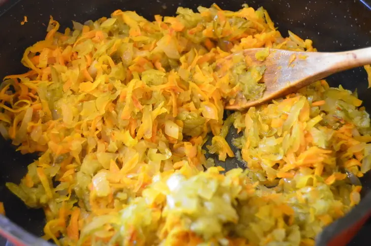 Пирог с куриными сердечками и солеными огурцами: шаг 3
