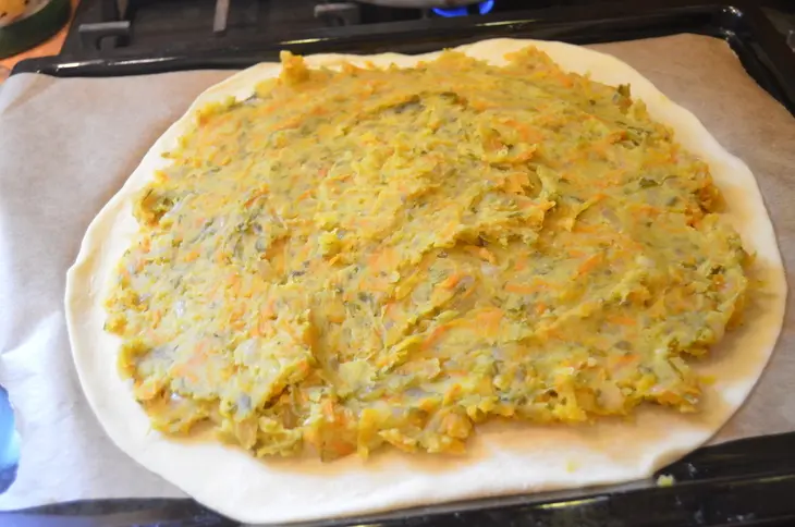Пирог с куриными сердечками и солеными огурцами: шаг 5