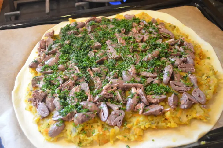 Пирог с куриными сердечками и солеными огурцами: шаг 6