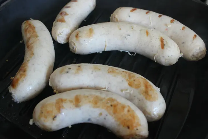 Куриные колбаски с соусом и сальсой из черного трюфеля: шаг 15