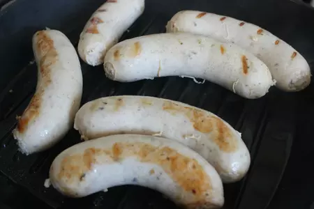 Куриные колбаски с соусом и сальсой из черного трюфеля: шаг 15