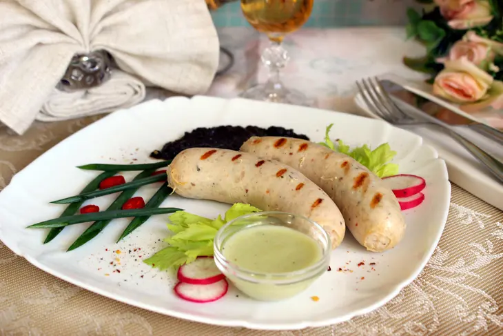 Куриные колбаски с соусом и сальсой из черного трюфеля: шаг 17