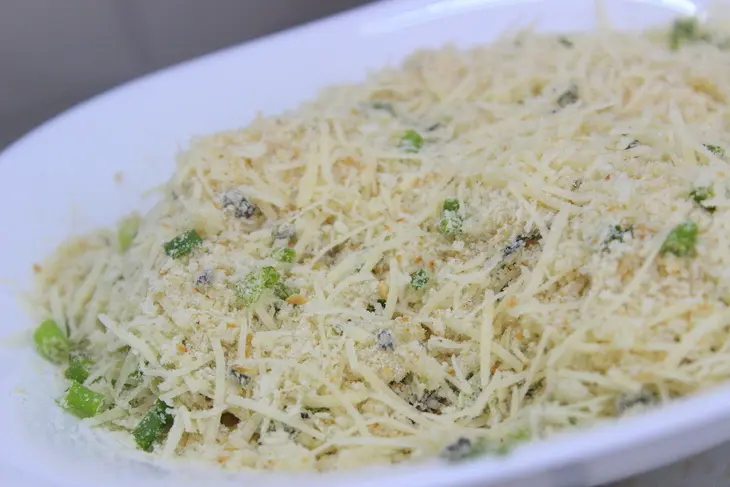 Рулеты из кабачков и баклажанов с сыром и сухарями: шаг 4