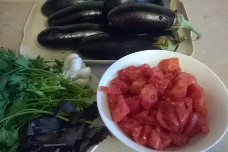 Баклажаны с помидорами и с мацони: шаг 1