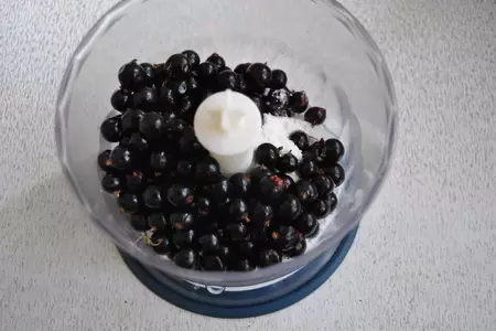 Сырное мороженое с черной смородиной "фаворит": шаг 1