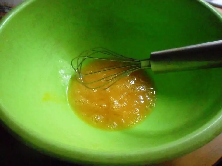 Блинчики с зелёным луком и яйцом: шаг 1