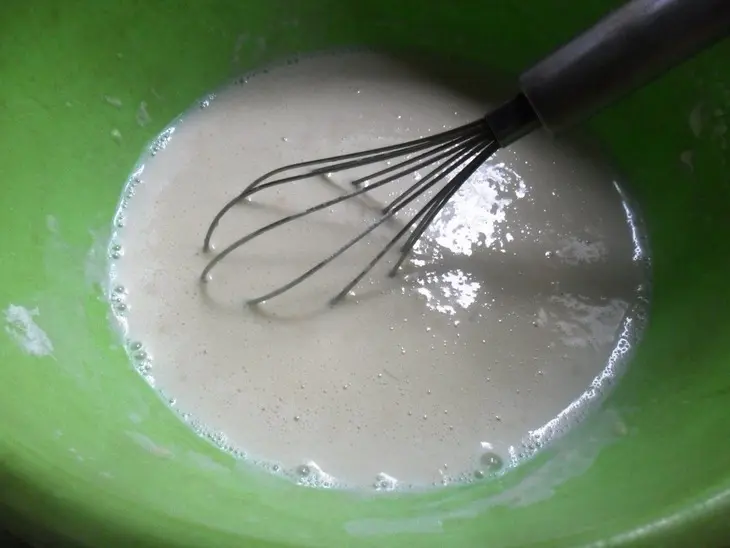 Блинчики с зелёным луком и яйцом: шаг 2