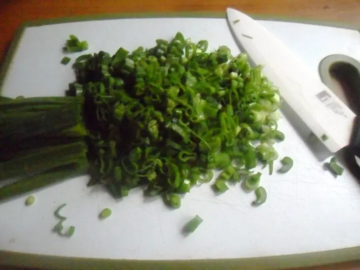 Блинчики с зелёным луком и яйцом: шаг 3