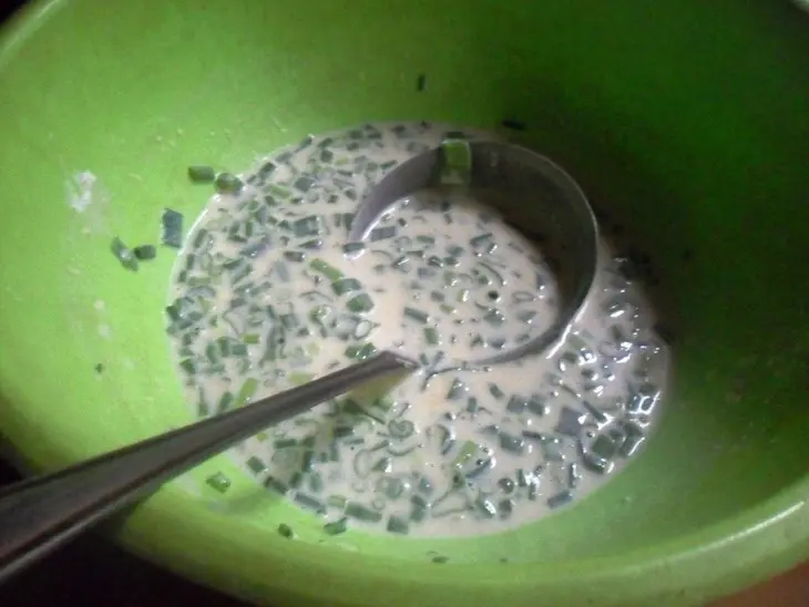 Блинчики с зелёным луком и яйцом: шаг 4