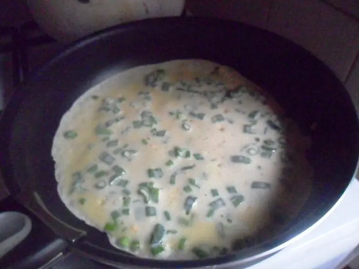 Блинчики с зелёным луком и яйцом: шаг 5