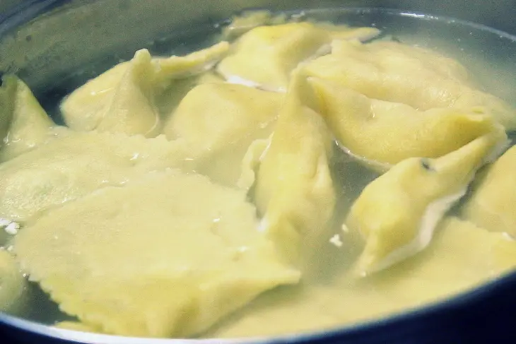 Равиоли с сыром, зеленью и кедровыми орехами под соусом из шпината и грана подано: шаг 7
