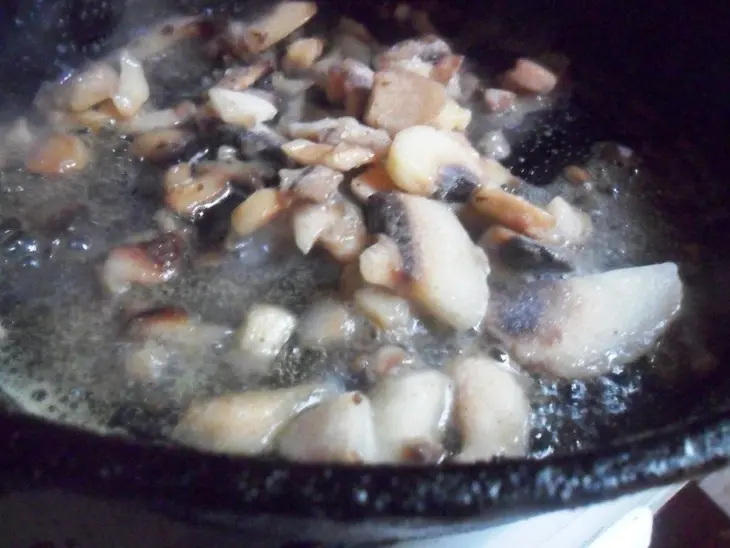 Паста с мясным фаршем и грибами: шаг 1