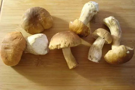 Суп с белыми грибами и манной крупой: шаг 1