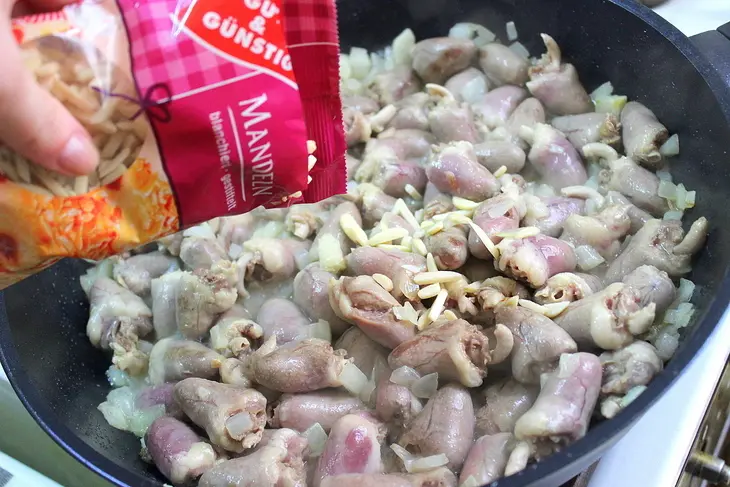 Рагу из куриных потрохов с миндалем, шпинатом и гранатовым соком: шаг 1
