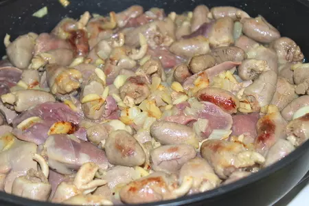 Рагу из куриных потрохов с миндалем, шпинатом и гранатовым соком: шаг 2