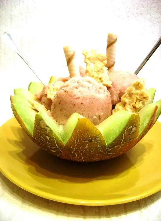 Дынное мороженое с клубникой: шаг 3