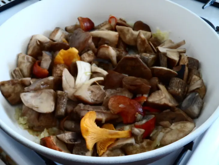 Деревенская похлёбка с пшеном и лесными грибами: шаг 3