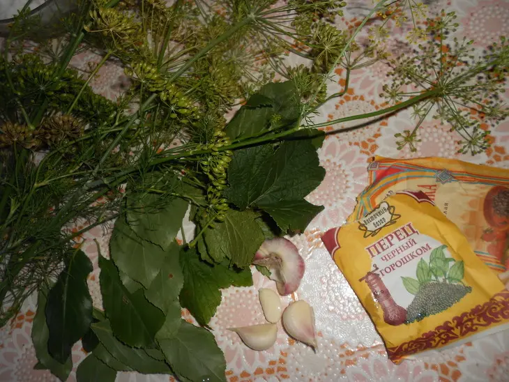 Маринованные огурцы с яблоками: шаг 2