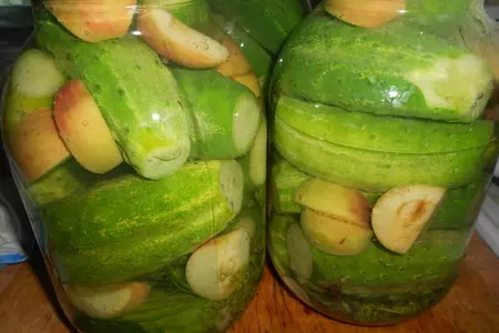 Маринованные огурцы с яблоками: шаг 6