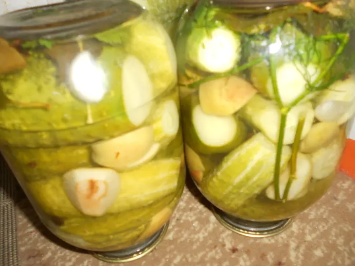 Маринованные огурцы с яблоками: шаг 7