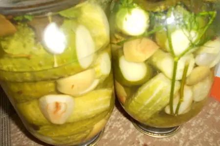 Маринованные огурцы с яблоками: шаг 7