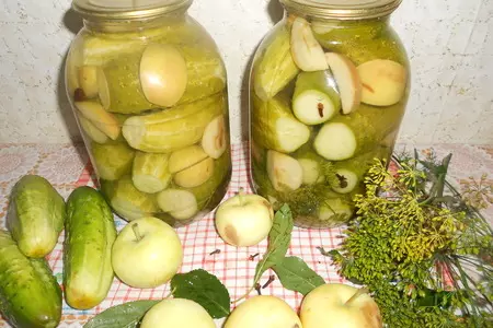 Маринованные огурцы с яблоками: шаг 8
