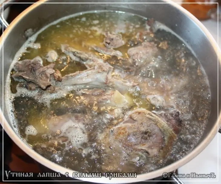 Суп утиный с домашней лапшой и белыми грибами: шаг 12