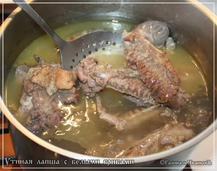 Суп утиный с домашней лапшой и белыми грибами: шаг 17