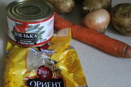 Суп с килькой в томате и рисом: шаг 1