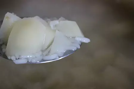 Суп с килькой в томате и рисом: шаг 3