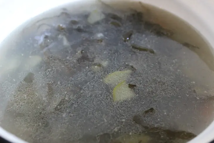 Суп с морской капустой, рисом и кальмарами: шаг 6