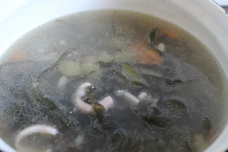 Суп с морской капустой, рисом и кальмарами: шаг 9
