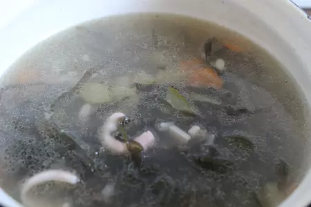 Суп с морской капустой, рисом и кальмарами: шаг 9